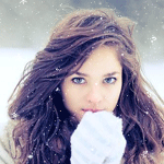 Девушка под снегом на аву