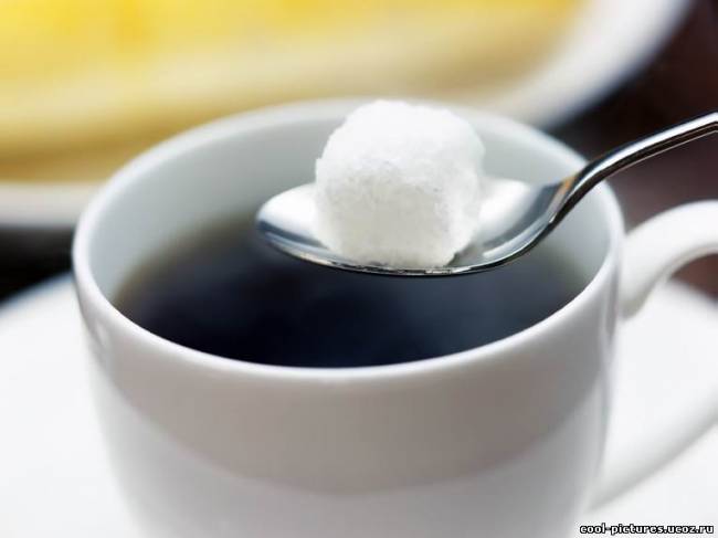 Кубик сахара в кофе