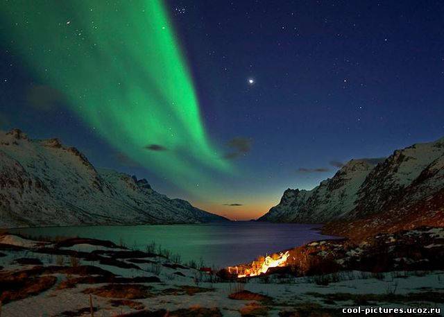 Сияние на фоне гор