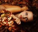 Фото девушка в листьях