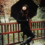 Девушка в черном под зонтом