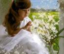 Маленькая девочка у окна с цветами