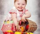 Маленькая девочка с яблоками