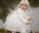 Маленькая девочка в белом платье