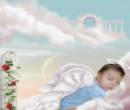 Ребенок ангел в облаках