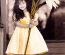 Маленькая девочка с большим цветком