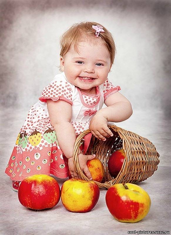 Маленькая девочка с яблоками