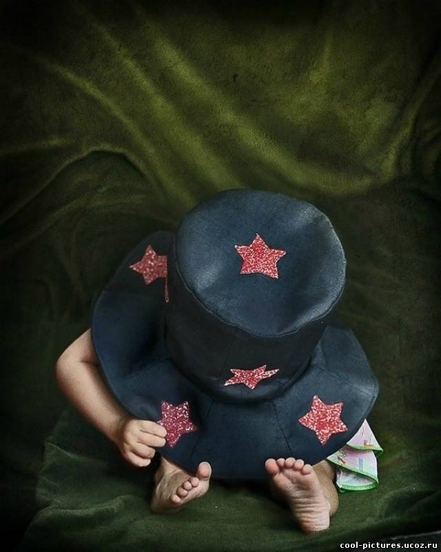 Ребенок под шляпой