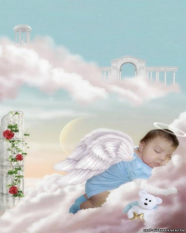 Ребенок ангел в облаках