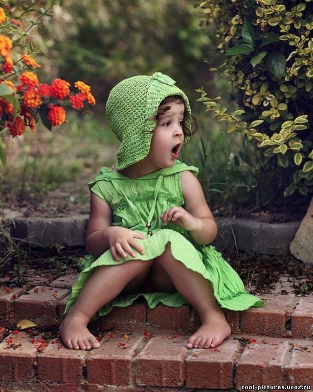 Маленькая девочка в зеленом наряде