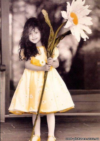 Маленькая девочка с большим цветком