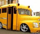 Желтый прикольный автобус