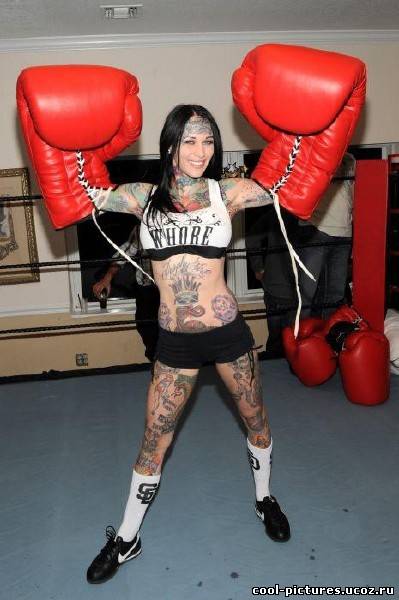 Девушка с большими боксерскими перчатками